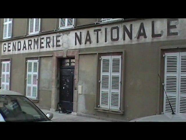 Néronne devant la célèbre gendarmerie de St Tropez